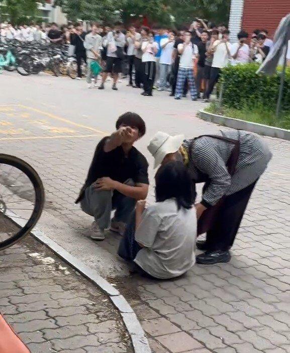 少女在学校又哭又闹的画面。(视频截屏)