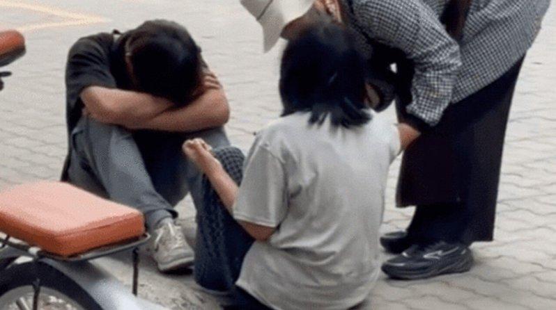 少女在学校又哭又闹的画面。(视频截屏)