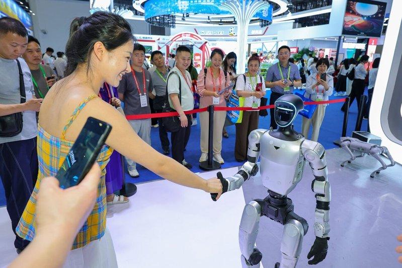 中国官方订下目标,到2026年底,人形机器人要打开「作业模式」,并形成百个高价值...
