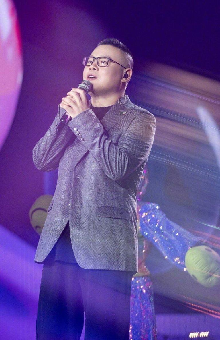 回应跨界开唱争议 岳云鹏:小时候就喜欢在胡同口唱电视剧主题曲 岳云鹏说开演唱会并非一时兴起,而是长久以来对音乐的热爱延续。(取材自微博)