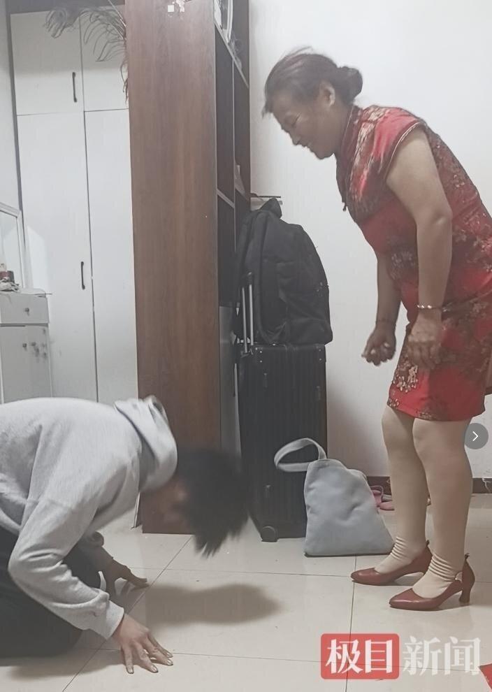 乐乐双膝跪地,郑重地向妈妈磕头。(取材自极目新闻)