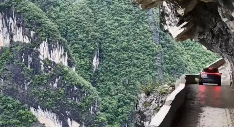 特斯拉依靠自动驾驶行驶在一条狭窄的挂壁公路。(取材自大胡L5视频)