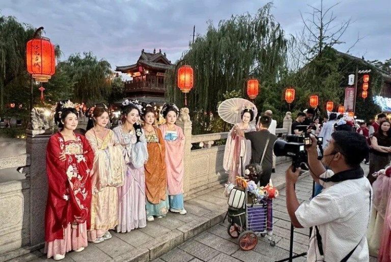 男儿也能扮贵妃…另类汉服商拍 攻占古城景区 在河南洛阳洛邑古城,随处可见扛着单眼相机、补光灯的商拍摄影师,他们帮换上传统汉服...