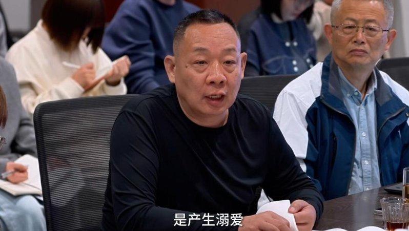于东来称「胖东来员工其实不值这么多钱」,一番话引发热议。(取材自极目新闻)