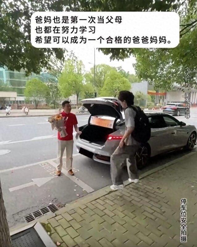 男学生在高考后收到老爸送车。(视频截屏)