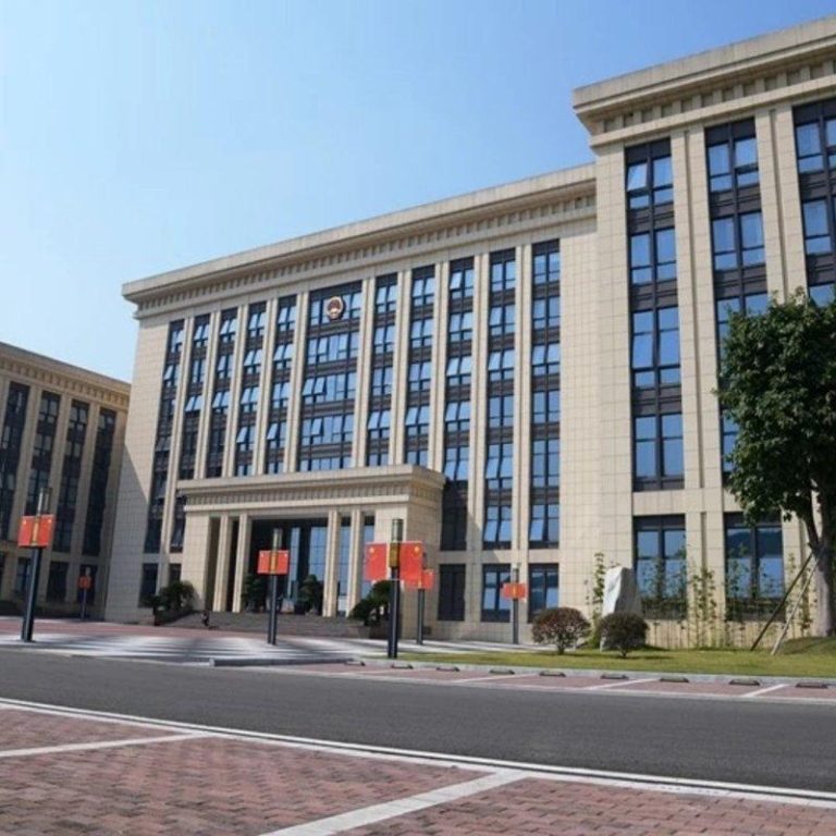 夜会已婚女被堵 重庆男开车拖行人夫百米 竟辩正当防卫 重庆江津法院近日审结了一起故意伤害案。(取材自微博)