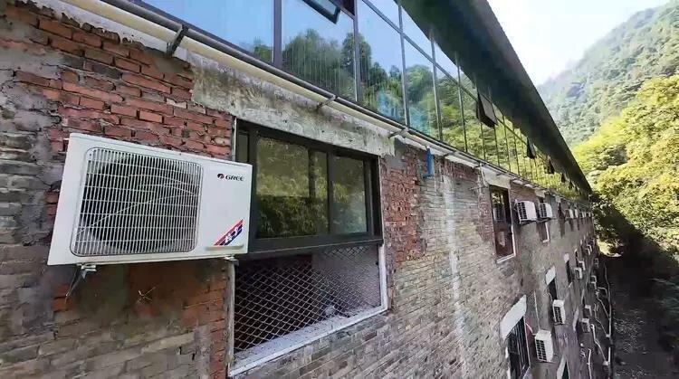 里面的建筑窗户上都安装有铁丝网。(取材自潇湘晨报)