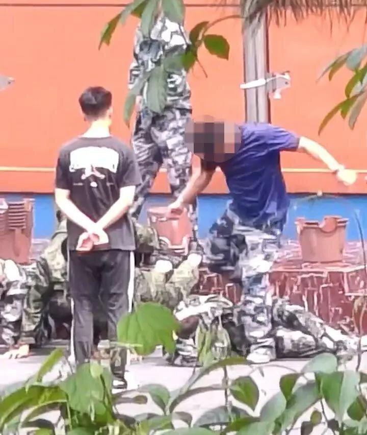 邓枫看到教官殴打学员。(取材自潇湘晨报)