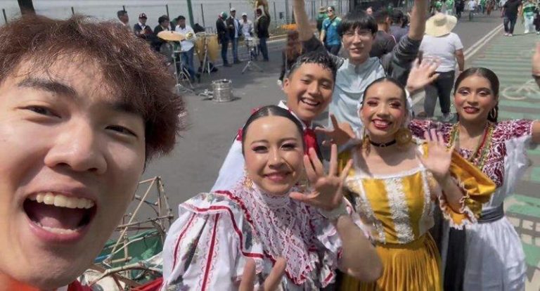 亲临世界杯开幕 1球迷「破防」:要是有中国队该多好 杜兜和现场球迷交互。(视频截屏)