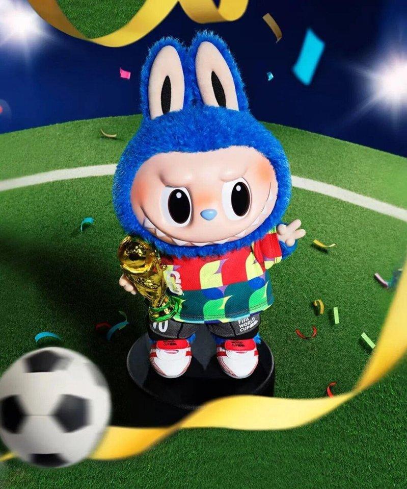 泡泡玛特推出FIFA联名拉布布公仔,定价599元,掀起抢购潮。(取材自江南都市报...