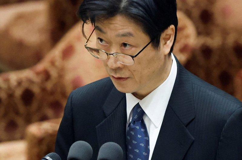 由于总裁植田和男因病住院,日银副总裁内田真一(图)将代为主持下周的利率决策会议和...