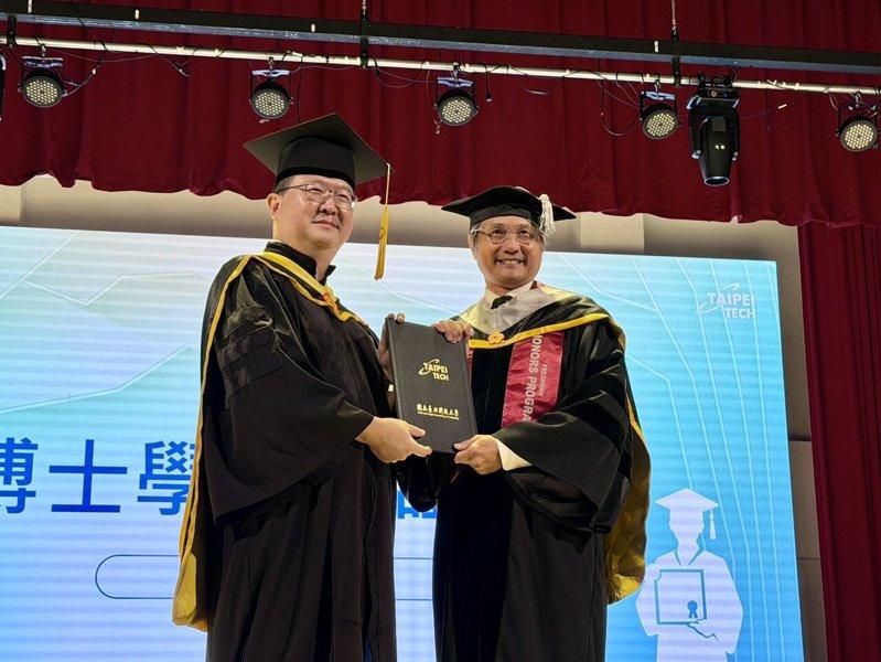 包小柏获颁博士毕业证书。（读者提供）