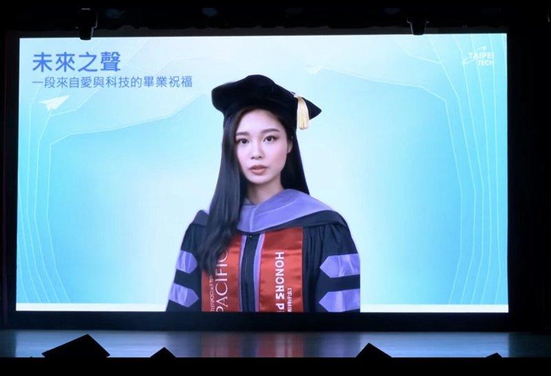 包小柏用AI还原女儿包容，父女两一起毕业。（读者提供）