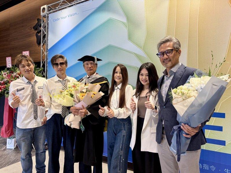 包伟铭一家人、包小松和蜜雪都来祝福包小柏。（读者提供）
