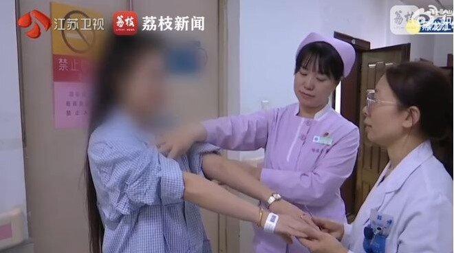 女子在医院接受治疗。（取材自荔枝新闻）