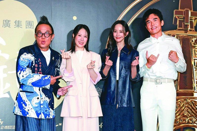 黄大炜(左起)、蔡亘晏、张钧宁及杨一展同时因为「化外之医」入围金钟。(记者林士杰...