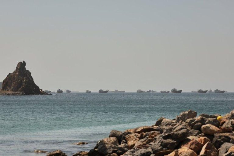 16日在链接荷莫兹海峡（Strait of Hormuz）的阿曼湾上，可见油轮和...