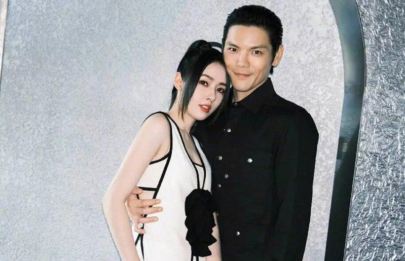 向佐(右)、郭碧婷结婚后,一举一动都是外界焦点。(取材自微博)