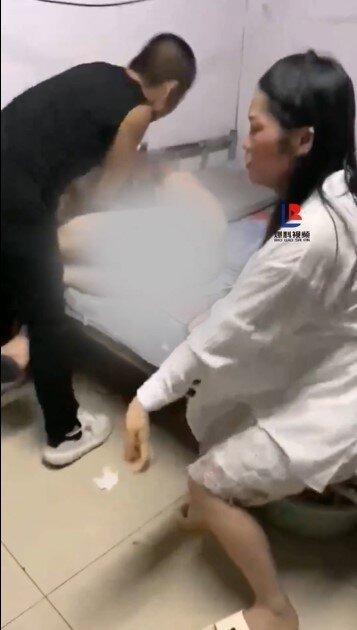 女子被捉奸在床后，黑衣男子用拳头暴打情夫。（视频截屏）