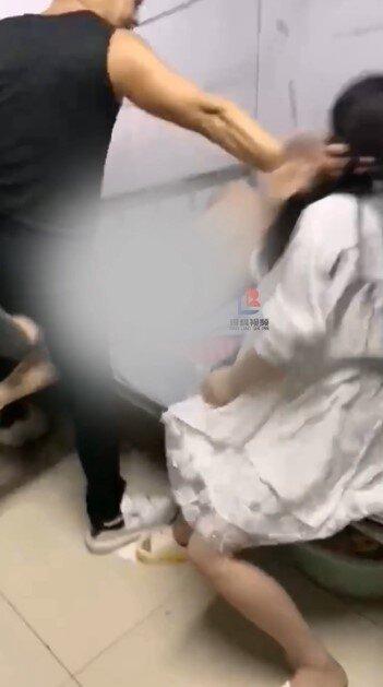 女子也挨了一巴掌。（视频截屏）