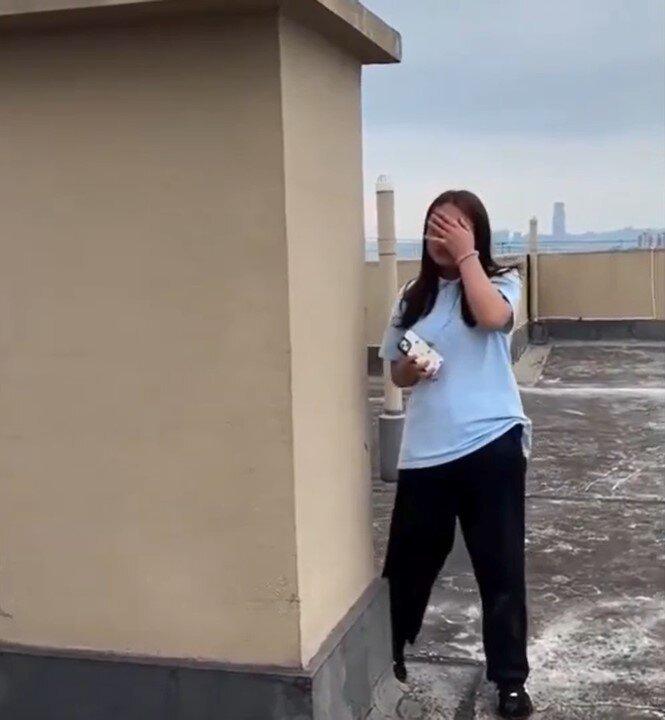 疑似欺凌者捂着脸怕被拍到脸。(视频截屏)