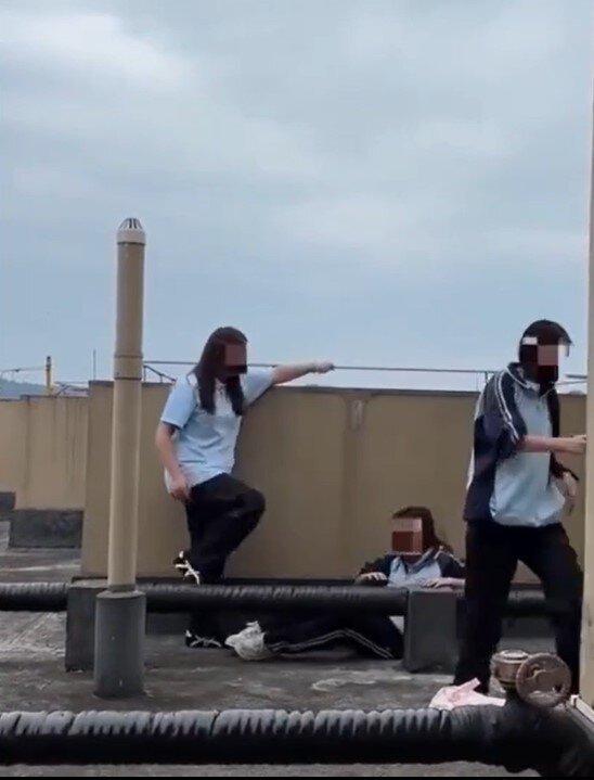 两名女生放手后,被欺凌的女生重重摔下来(中)。(视频截屏)