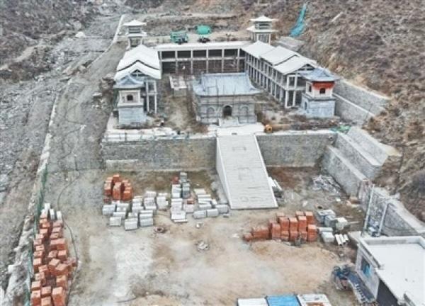山西忻州原平市木图石窟景区的许多建筑成为烂尾楼。(取材自大象新闻)