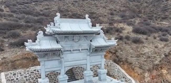 山西一地在偏远深山花亿元硬造景观,建成后游客稀少闲置。(取材自大河报)