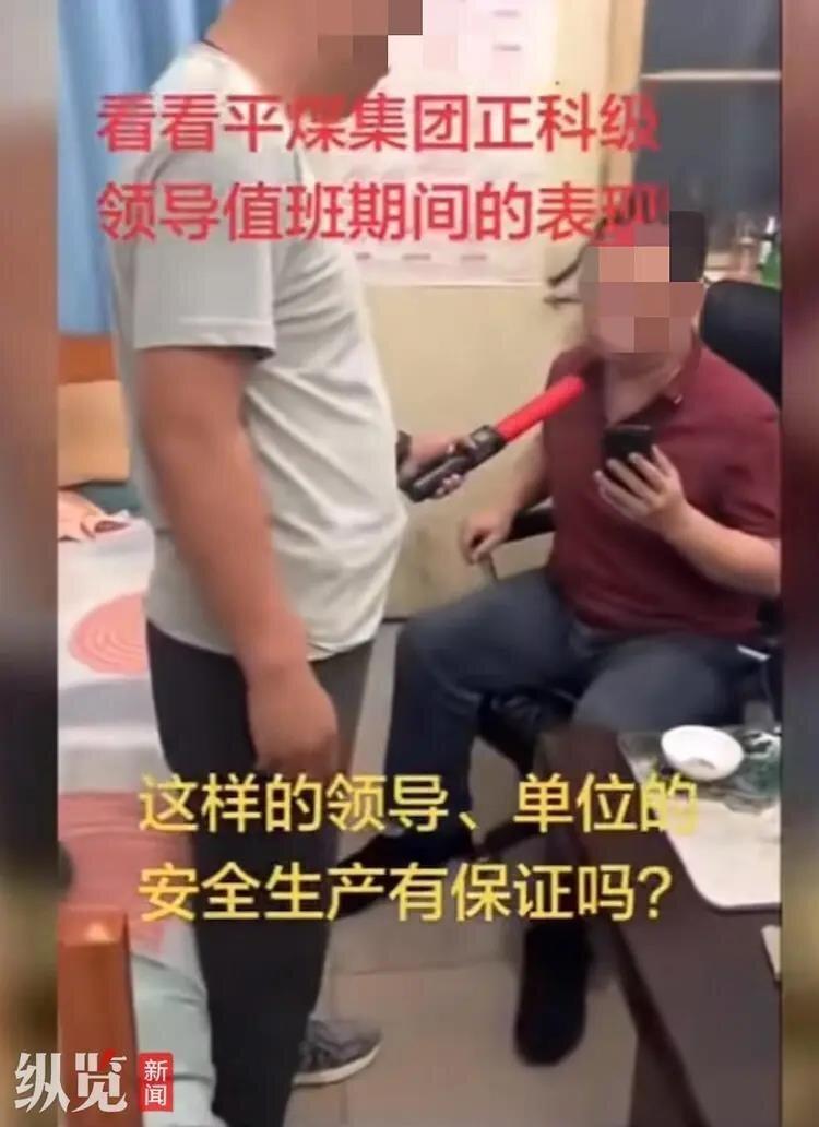 身穿红色上衣男子正在接受酒精检测。(视频截屏)