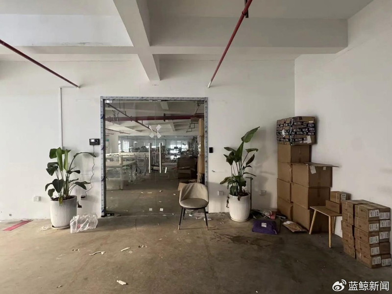 蓝鲸新闻指出,中国多地消费者在电商平台购买「迪卡侬」相关商品后出现品质争议,部分...