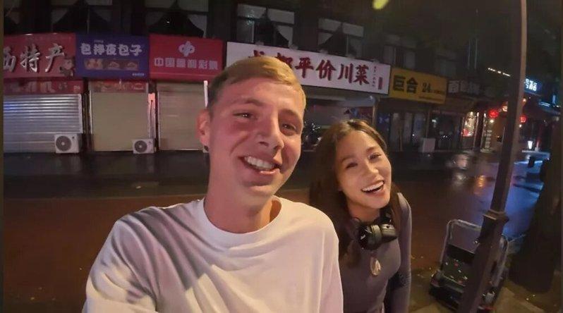 英网红炫燿以20元麻辣烫猎艳西安女教师引爆争议。(视频截屏)