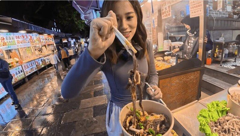 英网红炫燿以20元麻辣烫猎艳西安女教师引爆争议。(视频截屏)