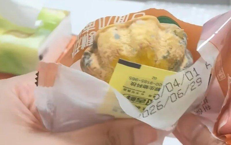 深圳有消费者反映,在山姆会员店购买的南瓜小面包于保存期限内即出现大面积发霉情况。...