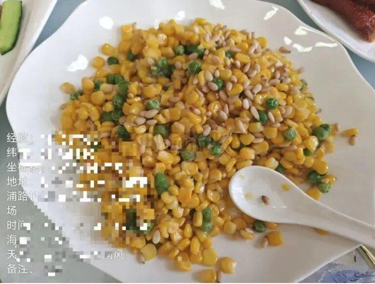 大连一家酒店在婚宴时上了一道带冰渣的预制菜,中途还撤离宾客。图为该婚宴上的菜。(...