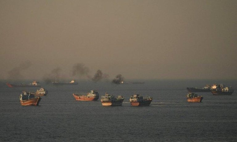 荷莫兹海峡解封倒数…118艘油轮抢出港 航运量1个月内可望恢复50% 荷莫兹海峡有望恢复通行,大批船舶在波斯湾与周边海域等待启航,市场关注全球能源运输...