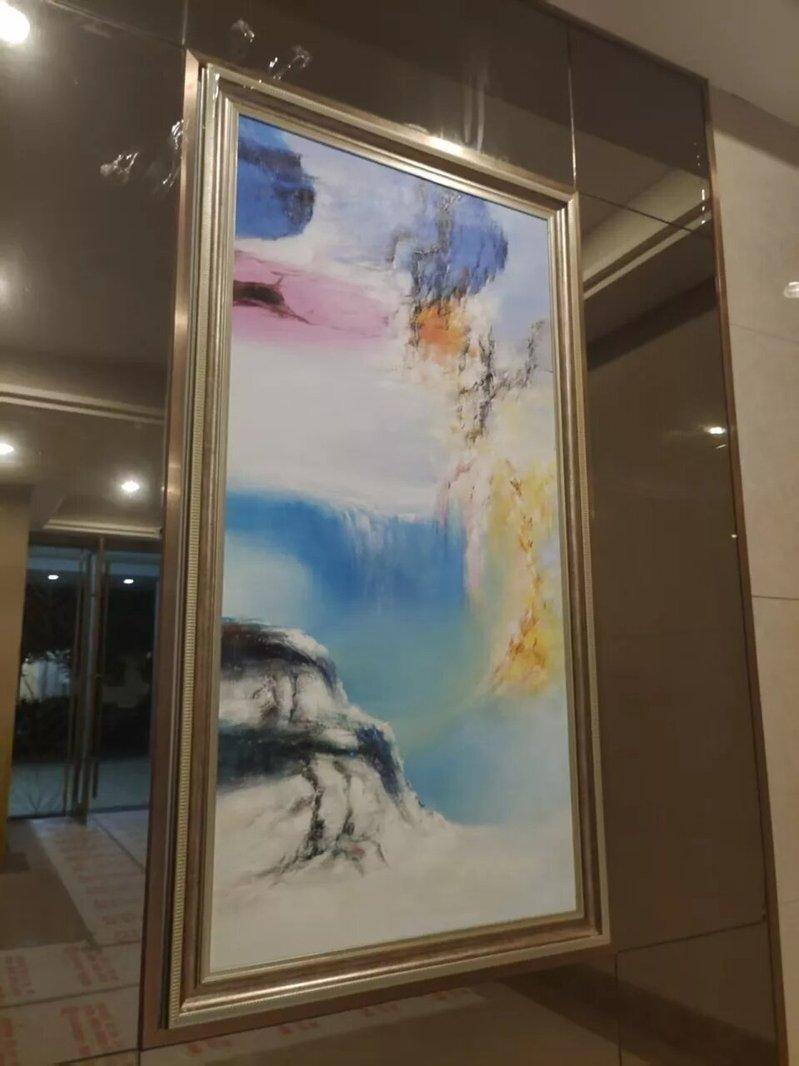 业主反映挂画不牢靠，物业仅用胶布黏住。（取材自潇湘晨报）