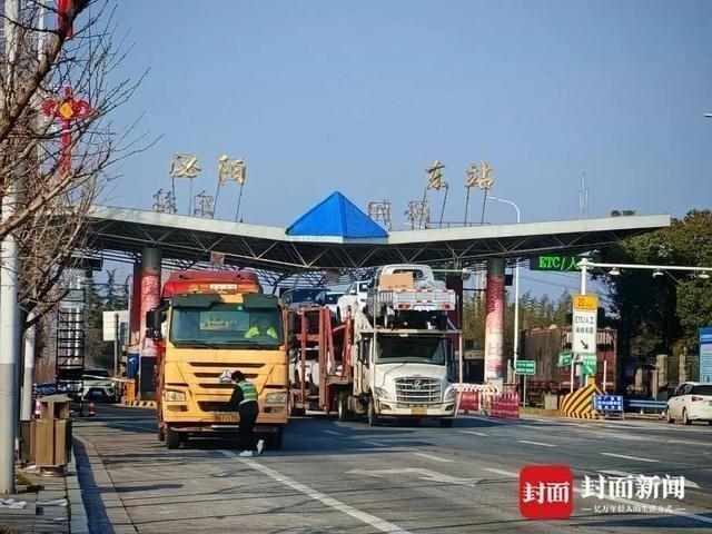 大量运送冻副产品的货车,在泌阳东站下出口被扣押。(取材自封面新闻)