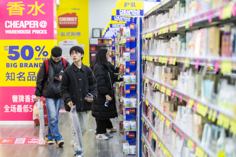 内需疲软 中国5月消费、投资双熄火 零售总额首见负成长 中国消费低迷持续恶化,5月全国社会消费品零售总额年降0.6%,为2022年12月...