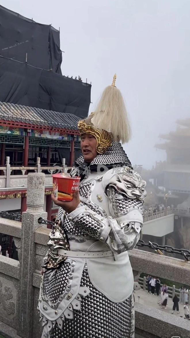 大衣哥端着一碗方便面。(取材自大河报)