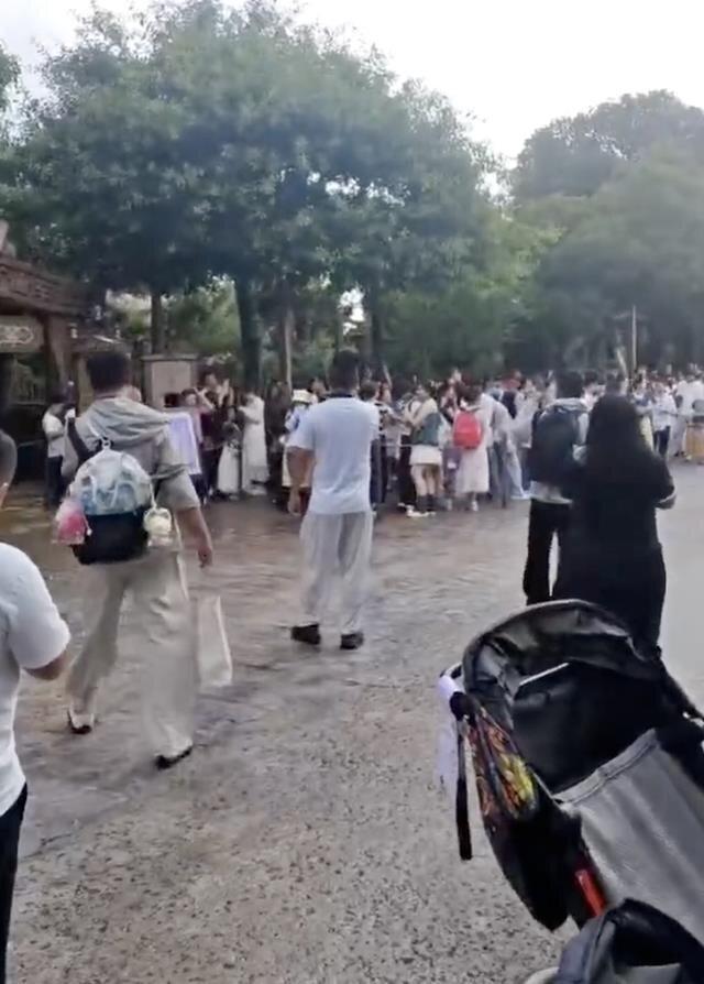 万名游客购上海迪士尼早享卡却无法游玩项目,排队高喊退票。(取材自大风新闻)