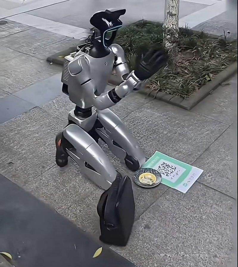 对于街头出现机器人乞讨，不少网友质疑其真实性。（取自微博）