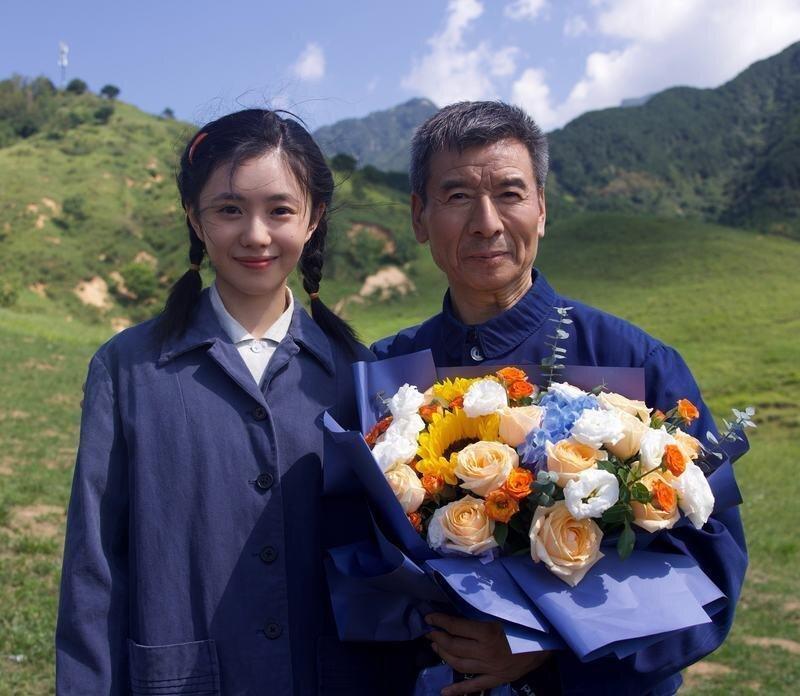 同超杀青时和刘浩存合影。（取材自新京报／受访者供图）