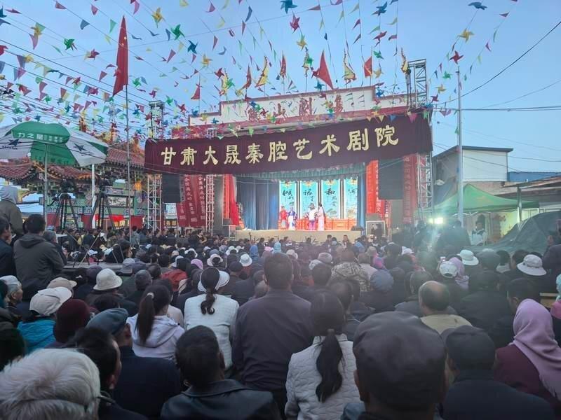 2026年5月26日，孟真的剧团在乡下演出。（取材自新京报／受访者供图）