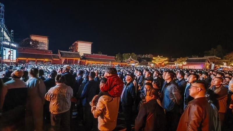 2026年4月，西安演艺集团青年团在甘肃天水伏羲庙表演，一个孩子坐在家长肩膀上观...
