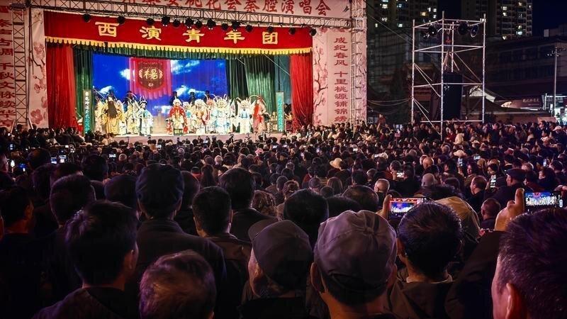 今年4月，西安演艺集团青年团在甘肃秦安县演出，王星媛在「杨门女将」里饰演穆桂英。...
