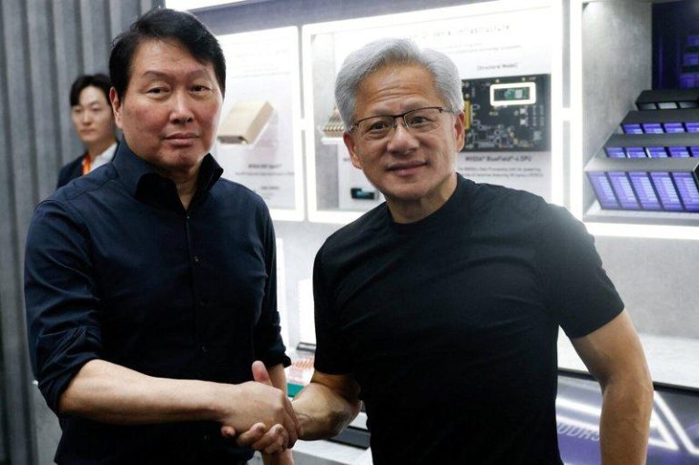 AI热潮重塑科技版图 纽时:台韩吃下红利 中国从世界工厂变局外人 NVIDIA首席执行官黄仁勋(右)与SK集团董事长崔泰源2日在台北国际电脑展SK海力...