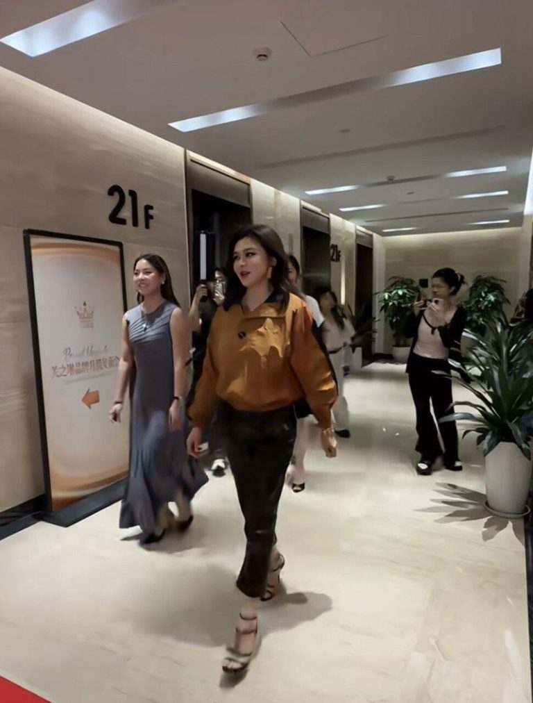 63岁关之琳罕见现身商业活动 粉丝大赞冻龄奇迹 关之琳状态保养得相当好,完全看不出来63岁。(取材自小红书)