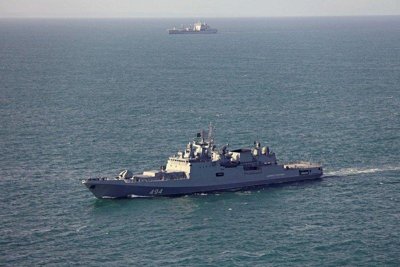 英国皇家海军船舰4日在未知地点,监视俄国海军巡防舰「格里戈洛维奇上将号」(前)。...