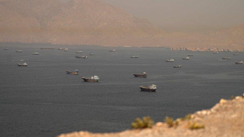 图为18日在阿曼穆桑达姆外海的荷莫兹海峡多艘船舶。路透
