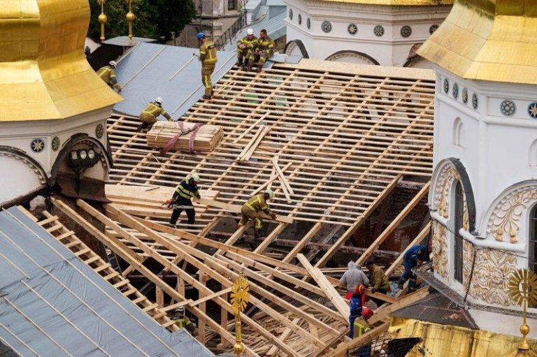 乌克兰全境15日遭俄罗斯无人机与飞弹袭击，造成至少10人死亡，并导致拥有千年历史...